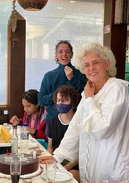 sensivel-mente.com - Marieta Severo celebra 75 anos com sua filha e netos em sua residência