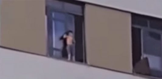 Perigo: Criança de 2 anos escapa pela janela e anda pelo parapeito do prédio em MT; Vídeo
