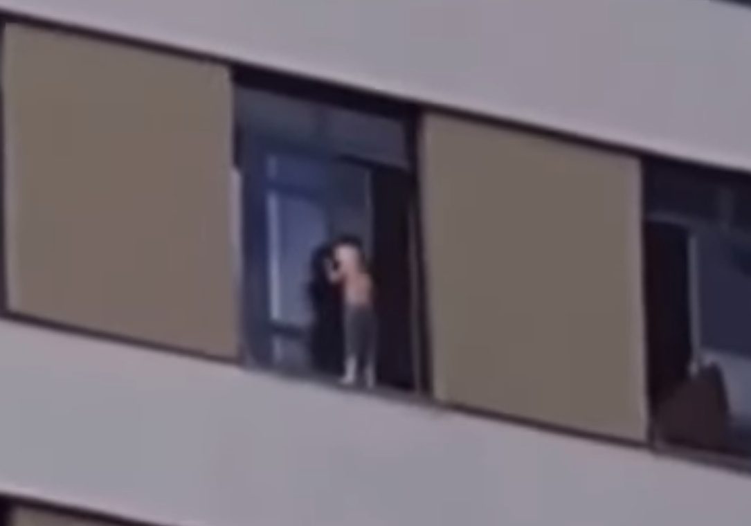 sensivel-mente.com - Perigo: Criança de 2 anos escapa pela janela e anda pelo parapeito do prédio em MT; Vídeo