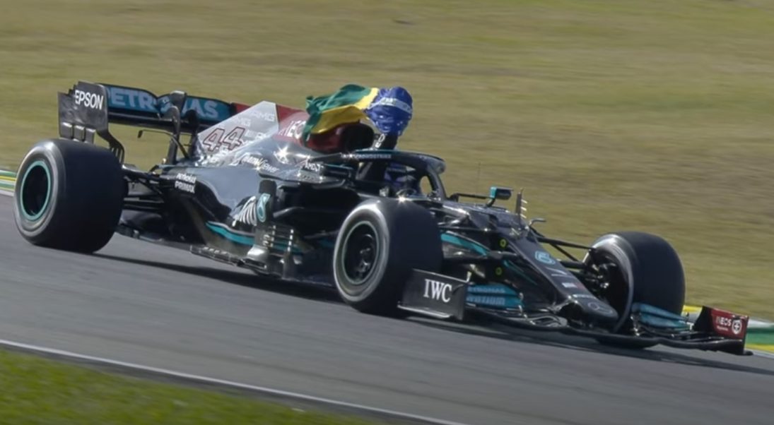 Captura de Tela 926 - Lewis Hamilton vence GP Fórmula 1 do Brasil e emociona torcedores levantando a Bandeira brasileira