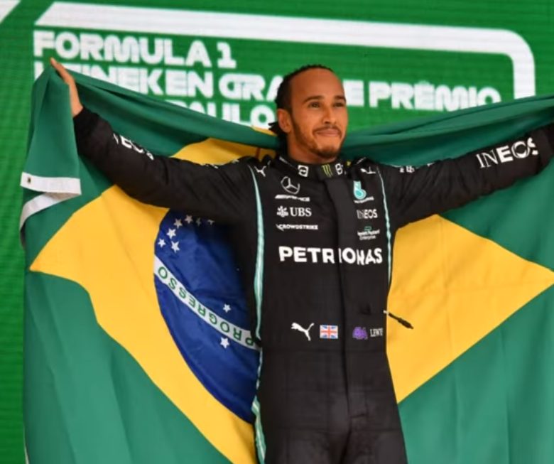 Captura de Tela 927 - Lewis Hamilton vence GP Fórmula 1 do Brasil e emociona torcedores levantando a Bandeira brasileira