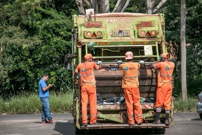 sensivel-mente.com - Trabalhador encontra boleto com dinheiro no lixão e paga no banco. Eu não queria que ele se atrasasse