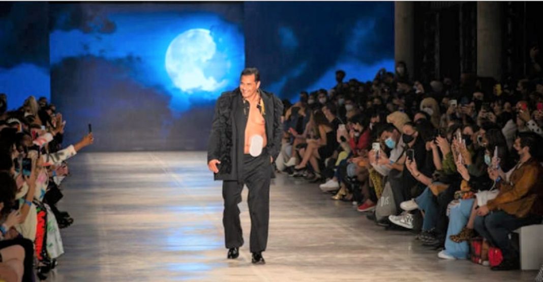 Luciano Szafir desfila no SPFW com bolsa de estomia à vista