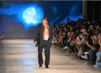 Luciano Szafir desfila no SPFW com bolsa de estomia à vista