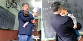 Professor segura bebê no colo para que a aluna possa fazer as lições: “Meu menor aluno”