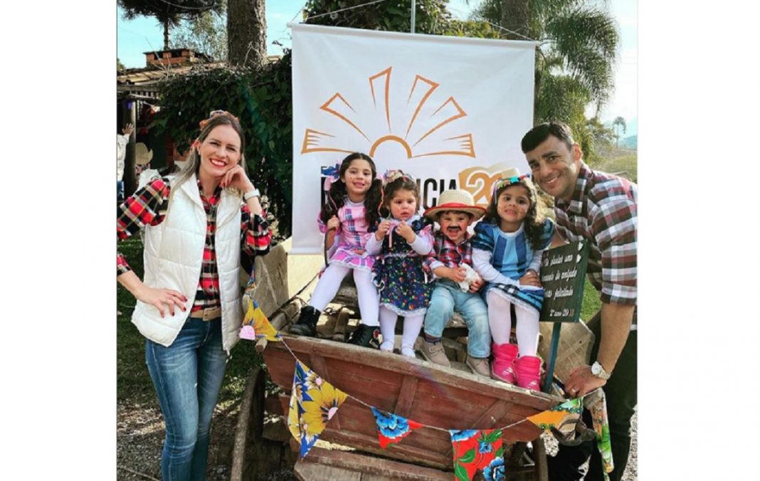 Casal adota quatro irmãos biológicos e realiza um SONHO INEXPLICÁVEL!