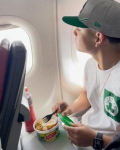 sensivel-mente.com - Rapaz almoça marmita de arroz com ovo em viagem de avião: “Comida da Mamãe”