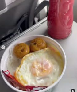 sensivel-mente.com - Rapaz almoça marmita de arroz com ovo em viagem de avião: “Comida da Mamãe”