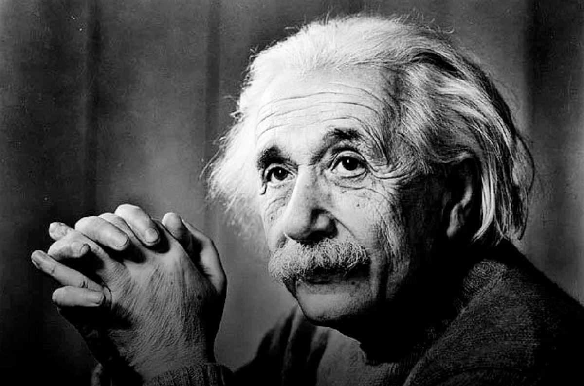 Por que o Albert Einstein fica mais forte quando viaja? - Charada e  Resposta - Geniol