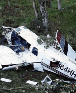 Após um acidente de avião, crianças perdidas criaram um abrigo para sobreviver utilizando tesouras e lâminas.