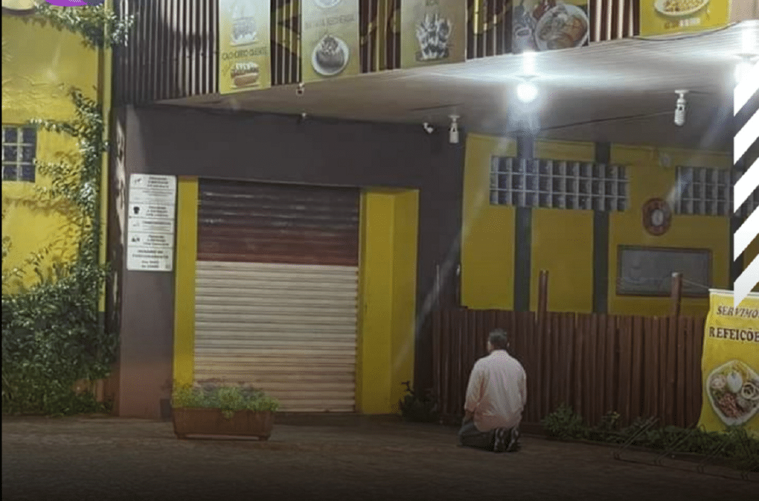 O dono da padaria Ki Pão em Votuporanga emocionou a região ao ser flagrado orando em frente ao seu estabelecimento.