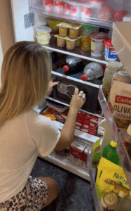 sensivel-mente.com - M&atilde;e se cansou dos filhos comendo seus chocolates e colocou cofre na geladeira&nbsp;