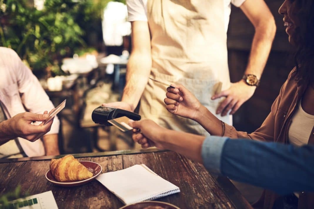 Brasileiros fazem isso sem saber — e lá fora é visto como falta de respeito!