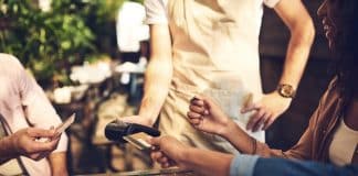 Brasileiros fazem isso sem saber — e lá fora é visto como falta de respeito!