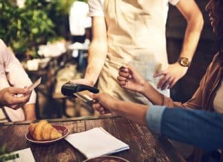 Brasileiros fazem isso sem saber — e lá fora é visto como falta de respeito!