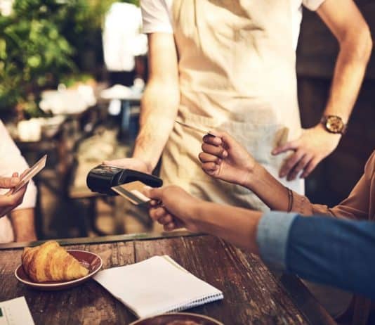 Brasileiros fazem isso sem saber — e lá fora é visto como falta de respeito!