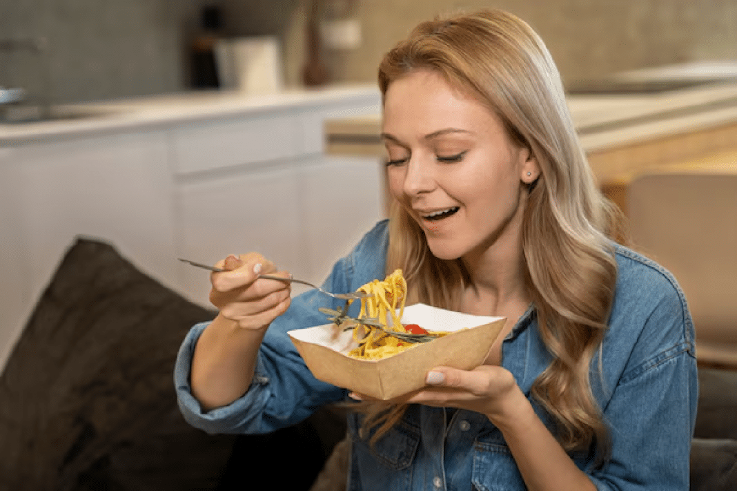 comendo Comer rápido demais pode revelar MUITO sobre você — e a psicologia explica por quê.
