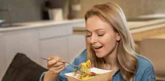 Comer rápido demais pode revelar MUITO sobre você — e a psicologia explica por quê.