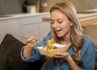 Comer rápido demais pode revelar MUITO sobre você — e a psicologia explica por quê.