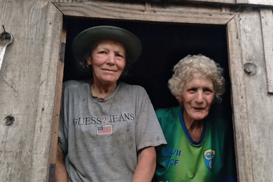 O estilo de vida de duas irmãs no meio do mato está fazendo muita gente repensar a velhice