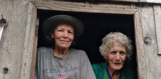 O estilo de vida de duas irmãs no meio do mato está fazendo muita gente repensar a velhice