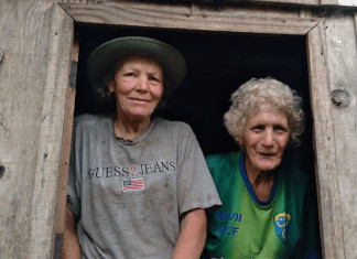 O estilo de vida de duas irmãs no meio do mato está fazendo muita gente repensar a velhice
