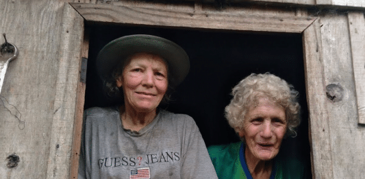 O estilo de vida de duas irmãs no meio do mato está fazendo muita gente repensar a velhice