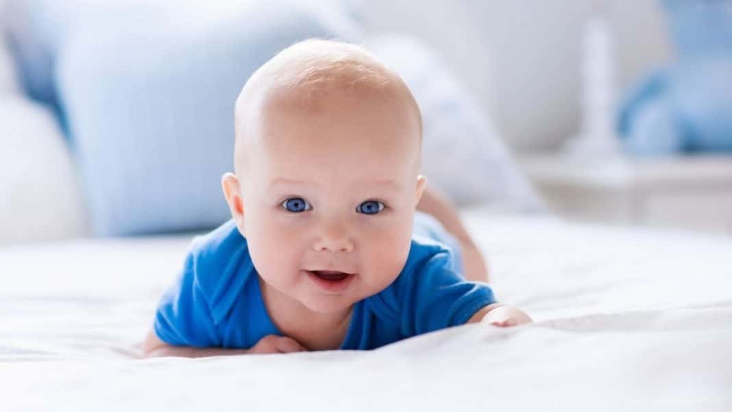 menino-bebe-vestido-de-azul Curtos, modernos e cheios de estilo: os nomes monossilábicos que viraram febre no mundo