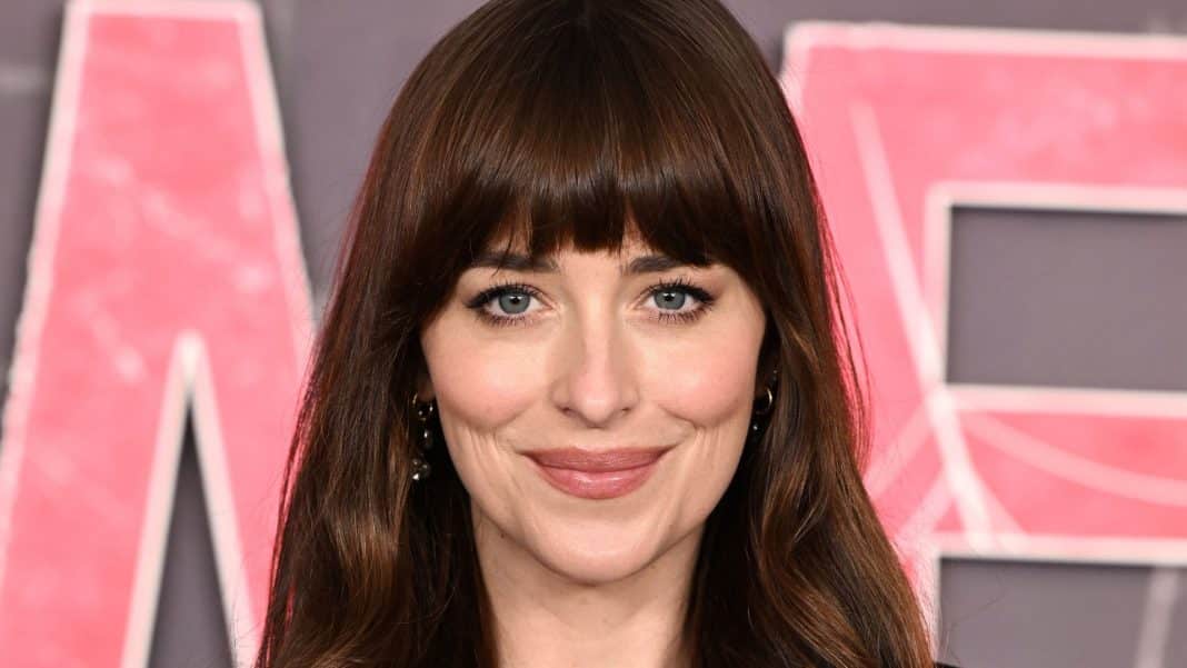 xr:d:DAFqNpwTkEY:722,j:1133073373816300144,t:24020818 “Eu não funciono se durmo menos que isso”: O número ideal de horas de sono de Dakota Johnson vai te surpreender