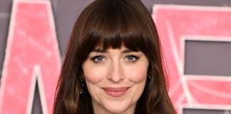 “Eu não funciono se durmo menos que isso”: O número ideal de horas de sono de Dakota Johnson vai te surpreender “Eu não funciono se durmo menos que isso”: O número ideal de horas de sono de Dakota Johnson vai te surpreender