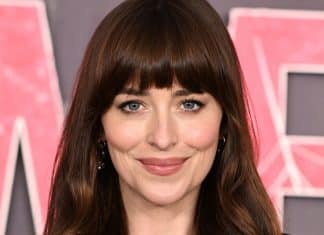 “Eu não funciono se durmo menos que isso”: O número ideal de horas de sono de Dakota Johnson vai te surpreender