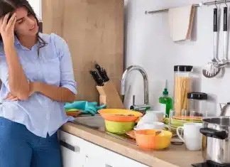 VOCÊ FAZ ISSO? Psicologia explica o hábito de deixar a louça suja na pia VOCÊ FAZ ISSO? Psicologia explica o hábito de deixar a louça suja na pia