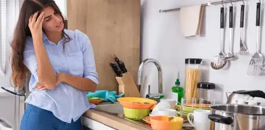 VOCÊ FAZ ISSO? Psicologia explica o hábito de deixar a louça suja na pia