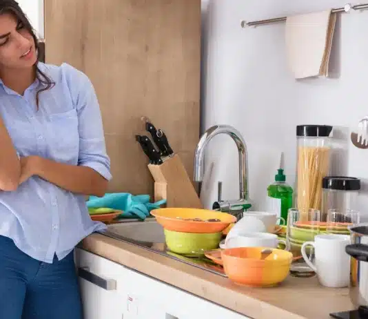 VOCÊ FAZ ISSO? Psicologia explica o hábito de deixar a louça suja na pia