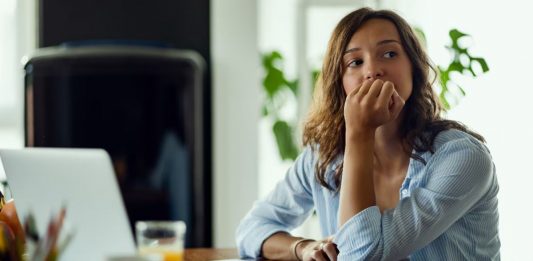 Agora é lei: empresas terão que cuidar da saúde mental dos funcionários