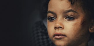 Criança testemunha crime brutal contra a própria mãe: caso real vira série de sucesso da Netflix