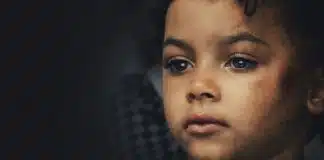 Criança testemunha crime brutal contra a própria mãe: caso real vira série de sucesso da Netflix Criança testemunha crime brutal contra a própria mãe: caso real vira série de sucesso da Netflix