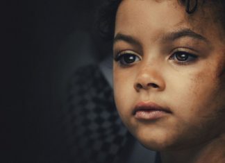 Criança testemunha crime brutal contra a própria mãe: caso real vira série de sucesso da Netflix