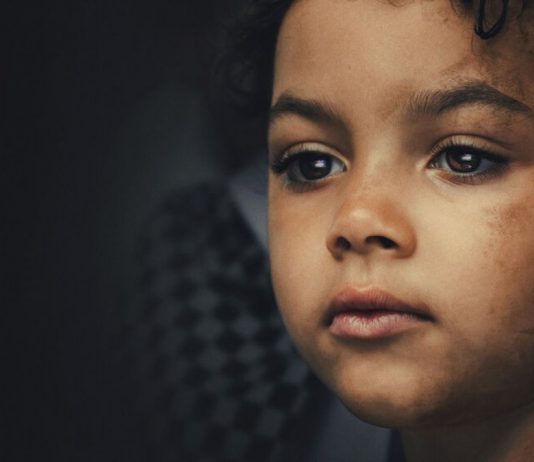 Criança testemunha crime brutal contra a própria mãe: caso real vira série de sucesso da Netflix