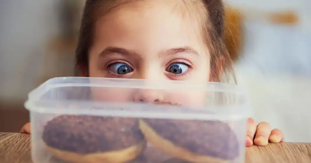 Menina-observa-donuts-1200x630 Pesquisa faz alerta sobre alimento comum que pode aumentar risco de asma em crianças
