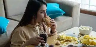 A psicologia revela o que pode estar por trás de quem come rápido demais sem perceber A psicologia revela o que pode estar por trás de quem come rápido demais sem perceber