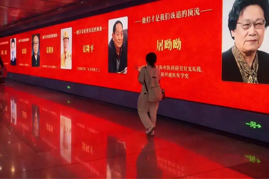 China troca celebridades por cientistas em outdoors e surpreende o mundo