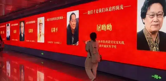 China troca celebridades por cientistas em outdoors e surpreende o mundo