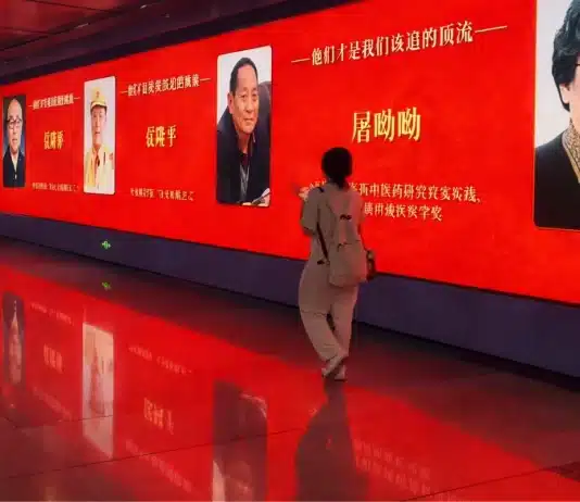 China troca celebridades por cientistas em outdoors e surpreende o mundo